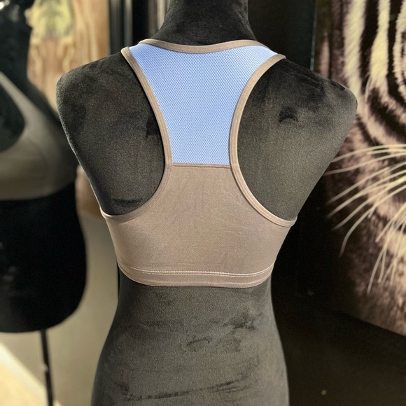 🔥3 for $25🔥 EUC- GRAY AND BABY BLUE ZIP FRONT SPORTS BRA SZ M - Picture 2 of 4